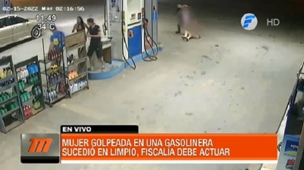 Hombre somete a golpes a mujer y niña en surtidor