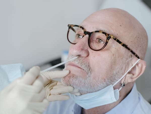 Salud reporta 10 fallecidos y 2.103 positivos 