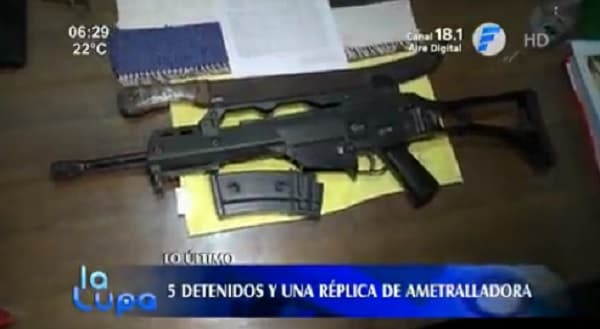 Detienen a cinco hombres e incautan réplica de ametralladora en Limpio