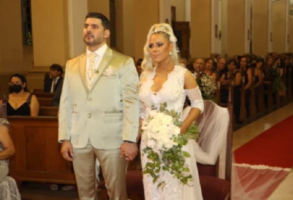 Peculiar traje de “Nenecho” genera comentarios y memes