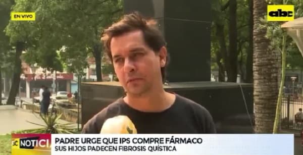 Padre se encadena en el Palacio de Justicia clamando por costoso medicamento