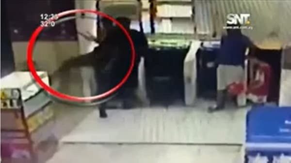 Cámara capta patada propinada a un niño en Ciudad del Este