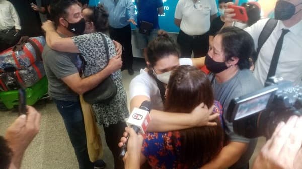 Italiana se reencuentra en Paraguay con su familia biológica tras 40 años