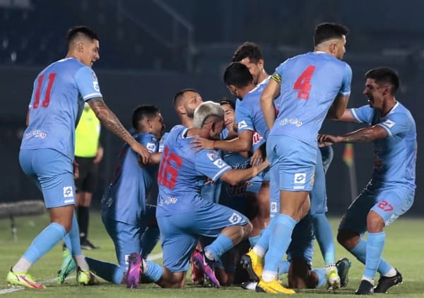 Resistencia supera a Nacional y sigue en la punta