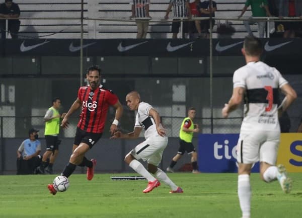 Olimpia y Libertad igualan en partido cargado de polémica 