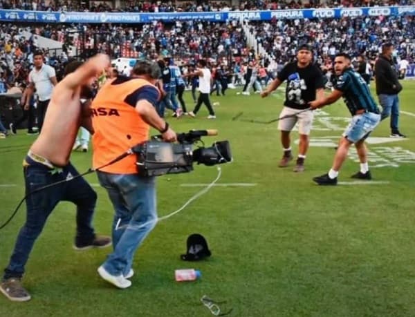 Gobernador descarta muertes tras agresiones en estadio 