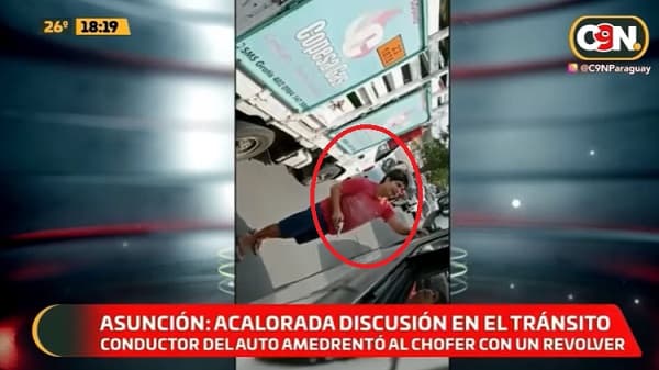 Conductor increpa a chofer de bus con un revólver
