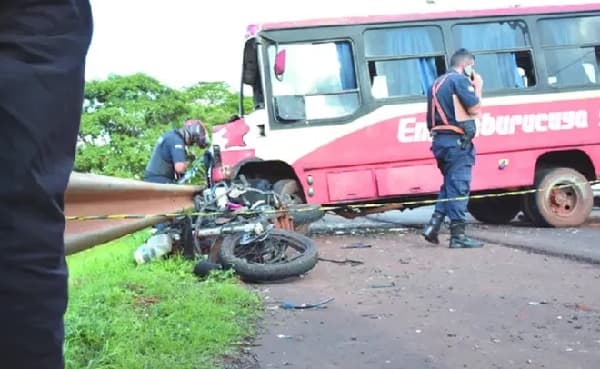 Muere hombre embestido por bus chatarra en Ciudad del Este