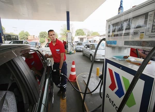 Petropar adelanta que mantendrá precios de combustible hasta enero