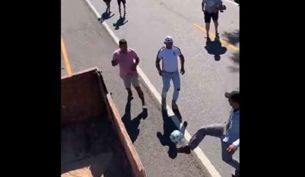 Camioneros juegan fútbol sobre la ruta durante cierre