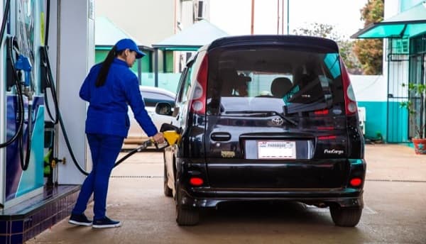 Emblemas reducen horario de atención de surtidores en protesta