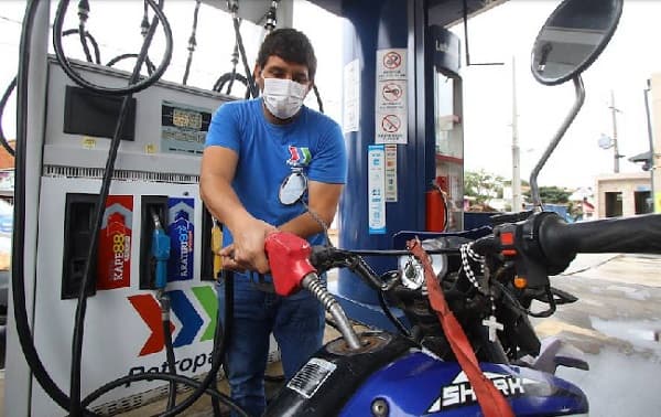 Plantean usar impuesto al tabaco para “estabilizar” costo del combustible