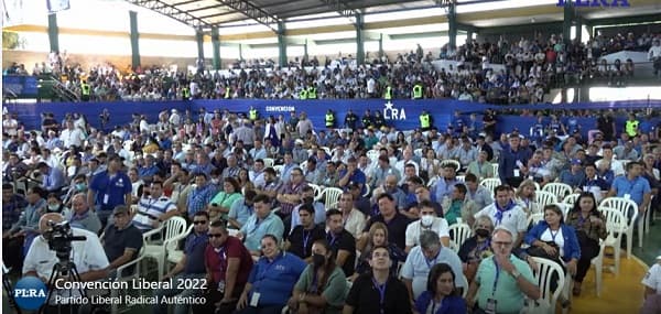 Abuchean al senador Blas Llano en la convención del PLRA
