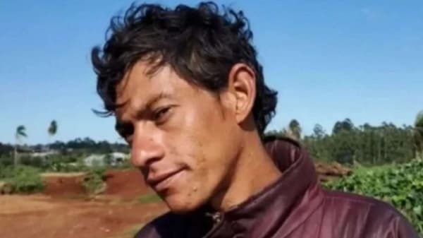 Hombre afirma que vive amenazado por ser “muy atractivo”