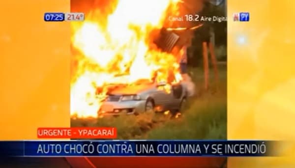 Auto se incendia tras chocar contra transformador