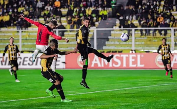 Libertad empata en la altura por la Libertadores 