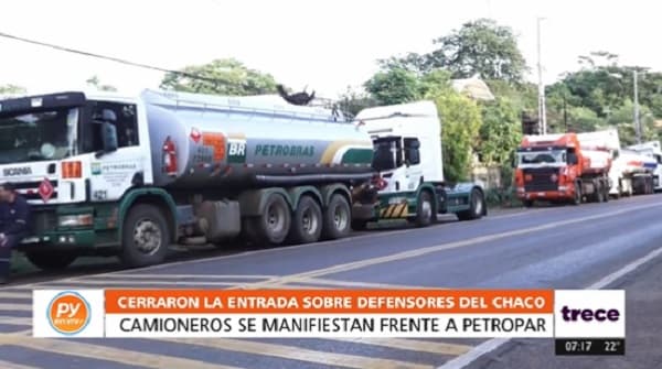 Camioneros de emblemas privados protestan en inmediaciones de Petropar