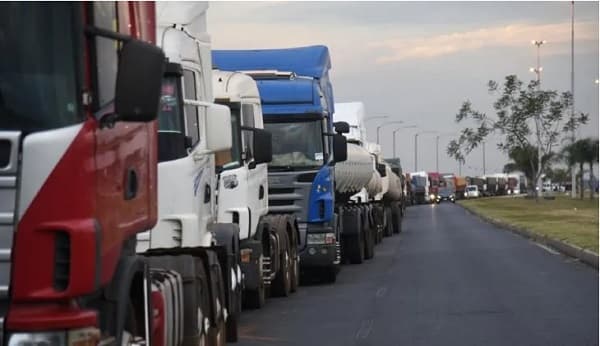 Camioneros contra el subsidio amenazan con cerrar rutas
