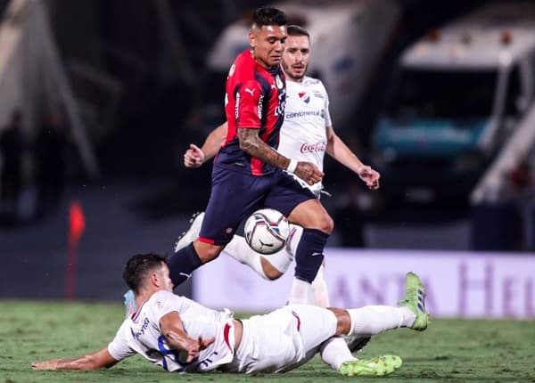 Cerro Porteño supera a Nacional y se mantiene cerca de la punta