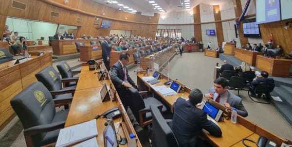 Senado posterga por 15 días proyecto de secreto bancario