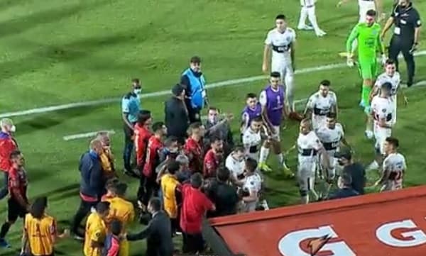 El superclásico de la Libertadores acaba con empate e incidentes