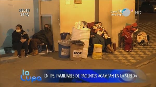 Nuevamente familiares de internados en el IPS duermen a la intemperie