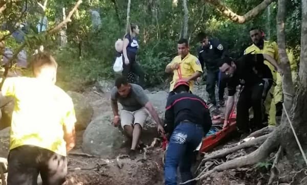 Bomberos rescatan a una persona lesionada en el Cerro Hũ