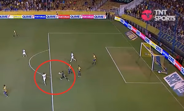 Blooper de Servio termina en gol 