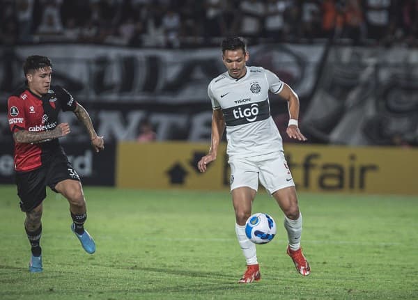 Olimpia iguala con Colón y sigue último