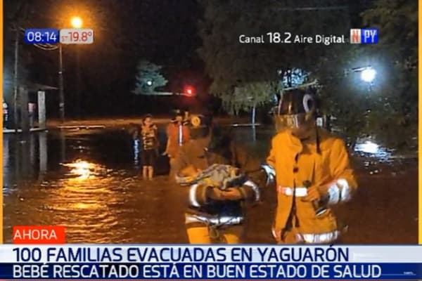 Bomberos rescatan a niños de inundación en Yaguarón
