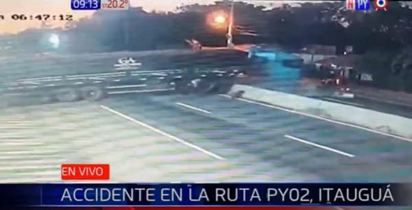 Tractocamión sin conductor queda atravesado en la ruta PY02