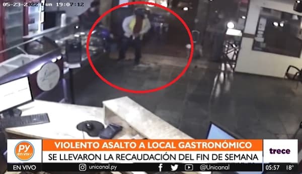 Asaltan local gastronómico y hasta golpean a cliente