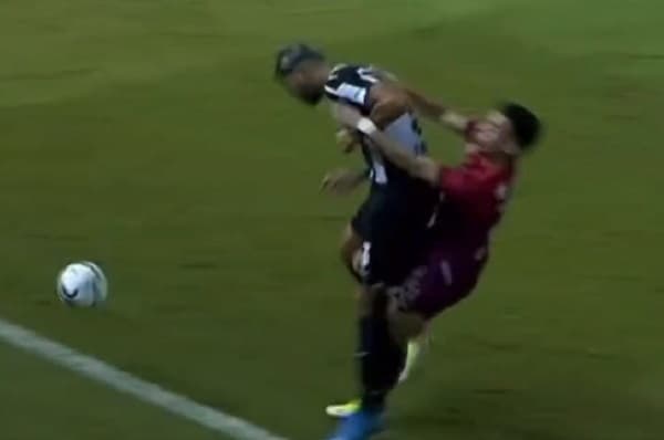 Barboza lanza descargo de frustración tras expulsión y reacción violenta 