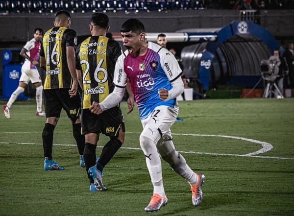 Cerro Porteño remonta, vence y sigue cerca de Libertad