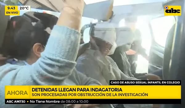 En medio de abucheos llegan a la Fiscalía docentes investigadas