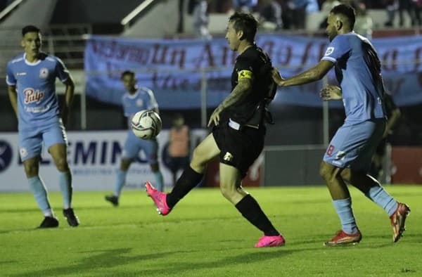 Guaraní remonta y vence a Resistencia 