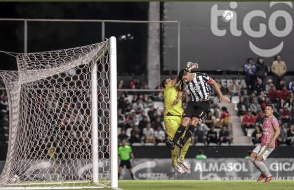 Libertad golea y seguirá en la punta