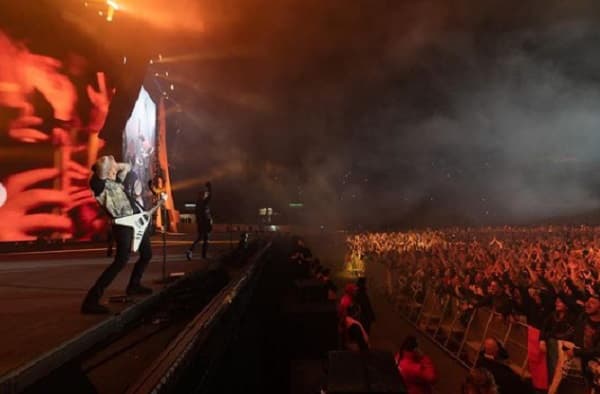 Mujer da a luz durante concierto de Metallica