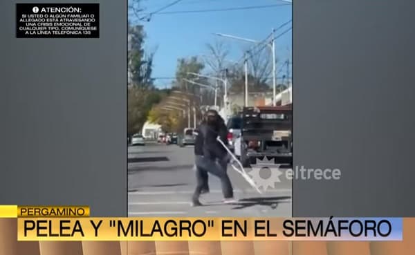 Hombre que mendigaba con muletas termina corriendo tras pelea 