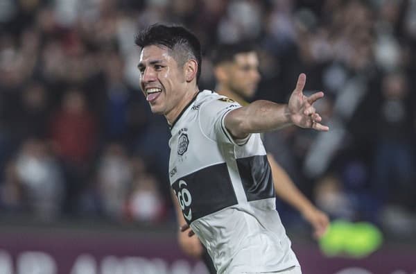 Olimpia supera a Peñarol y comprime la tabla 