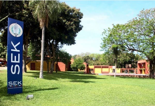 Colegio SEK emite comunicado, habla de denuncia falsa y lanza amenaza 