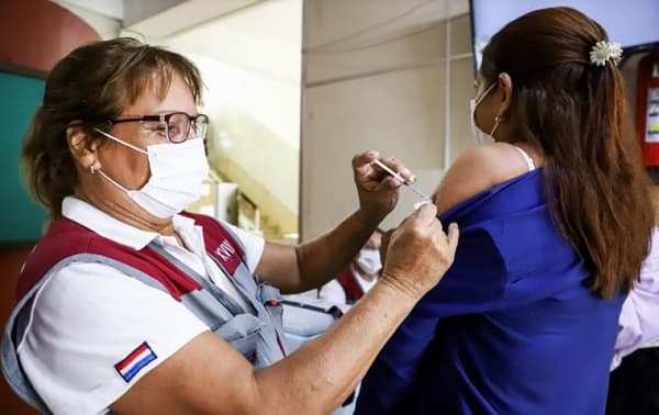 Este lunes continúa la vacunación contra influenza y Covid-19