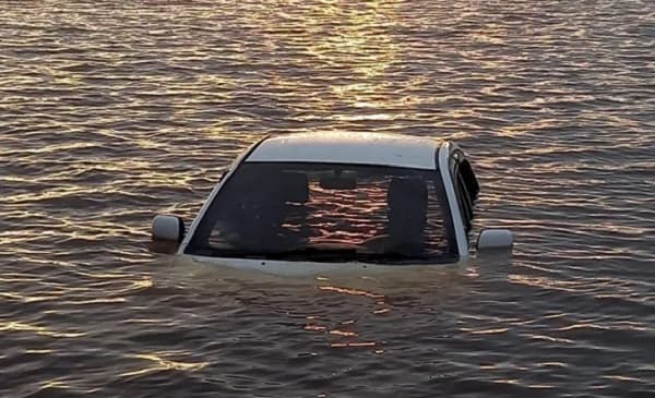 Hallan vehículo sin ocupantes sumergido en el lago Acaray