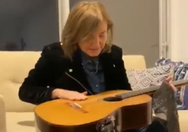 Berta Rojas recupera su guitarra tras robo en EE.UU.