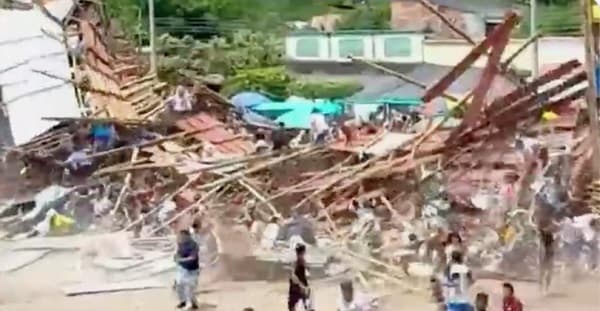Desplome de palcos en plaza de toros deja fallecidos y heridos