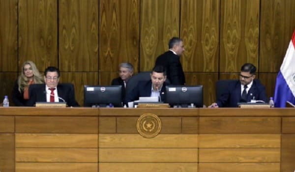 Diputados desvirtúan proyecto de control a tabacaleras y clubes