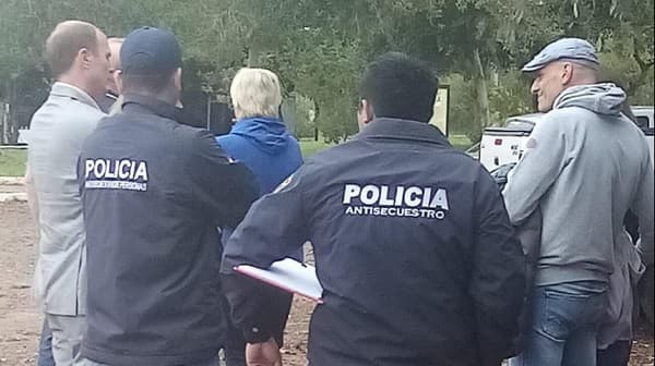 Alemanes buscados se entregan con las niñas