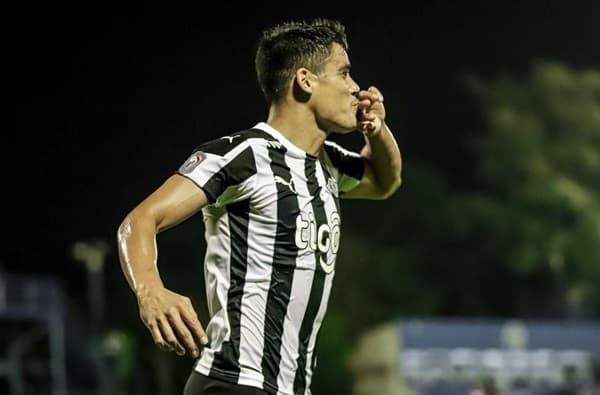 Libertad gana a ritmo de campeón con regalo incluido