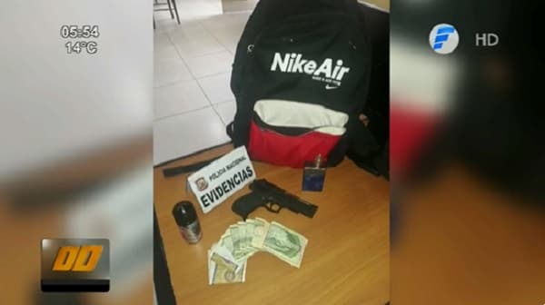 Hallan arma de juguete y millones en efectivo en poder de estudiante