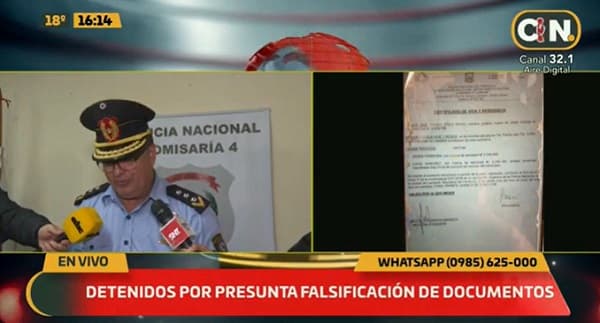 Detienen a policía, funcionaria municipal y gestor por falsificación de documentos